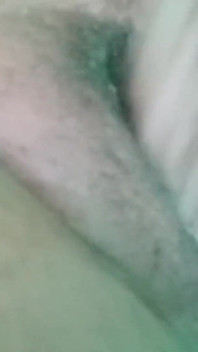 Sexy filipina-MILF masturbiert, während es regnet