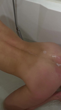 Undergiven anal slampa utvecklar sina hål under övervakning av sin mästare