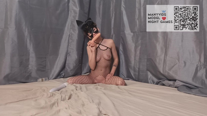 Night Games: Maschera e maglia sul corpo succhia e scopa un dildo
