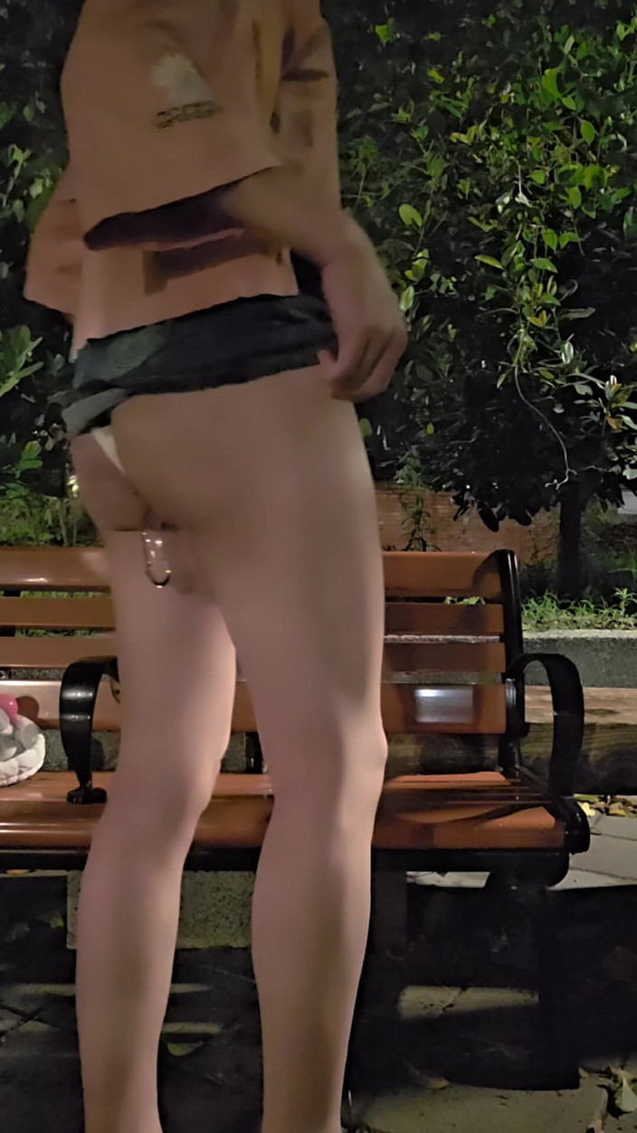 Taiwancdgirl: Pseudo-dívka Tingxuan se venku masturbuje průhlednou skleněnou tyčí