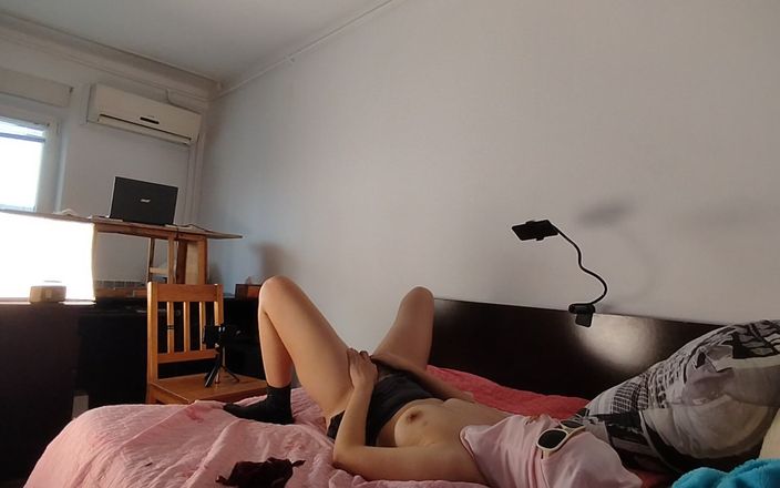 Amateur_MS: Жена трахает пальцами киску, испытывает оргазм в любительском видео. Волосатая киска латины, большие сиськи.