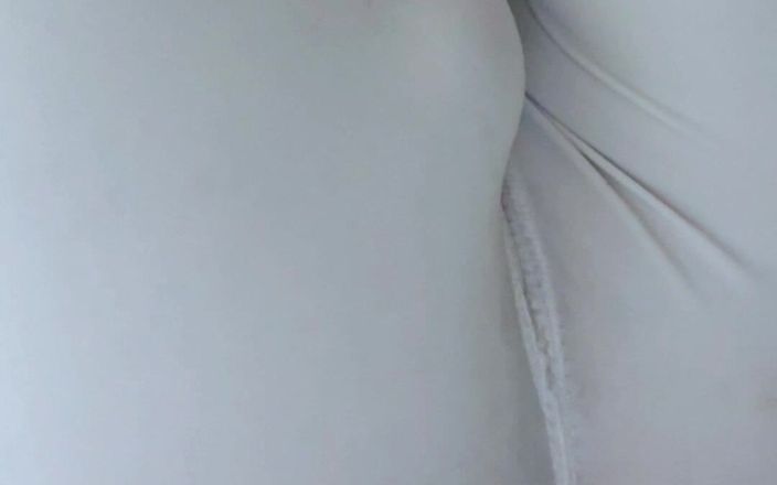 Michael Moore: Komm durch weiße nike-leggings mit einem vibratorgeschoss