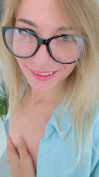L'arrapante sorellastra mi stuzzica e mi permette di sborrare nelle sue mutandine prima di uscire con il suo ragazzo