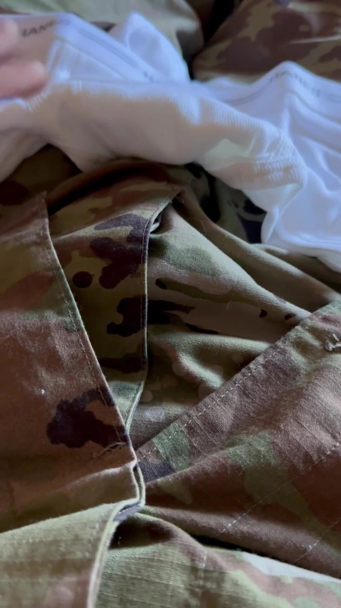 Gay Soldier Stuff: Wojskowy ubrany w kombinezon i bokserki Sarge'a i strzelanie do...
