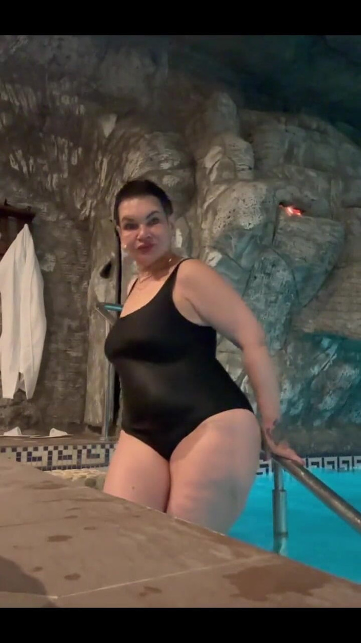 KarmenMilf: プールで