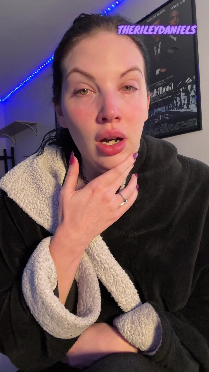 Riley Daniels: Zaimprowizowanie kichanie fit