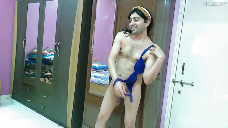 Cute & Nude Crossdresser: Travestit efeminat sexy în rochie de plajă și bandă de păr.
