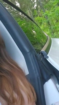 나는 숲에서 낯선 사람이 누워 얻을 내 차에서 기다리고 있어요