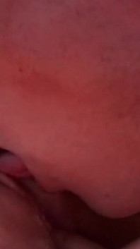 Tetovaný býk šuká tři mokré děvky v gangbangu