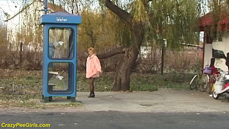 Crazy pee girls: Нейлонова жінка писяє на вулиці
