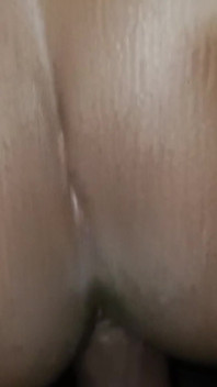 Üvey baba sevimli genç kızın amcık deliğini sikiyor