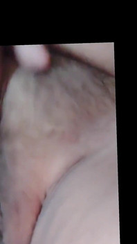 Aku lagi asik fingering memek berbuluku sampai klitoris