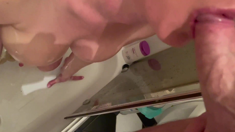 Aqua Pola: Il fait pipi sur mes gros seins puis je lui...