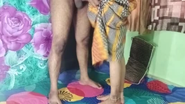 Slutligen Padosi Bhabhi gick med på att njuta av sex