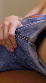イケメンの男の子デニスが見せびらかす