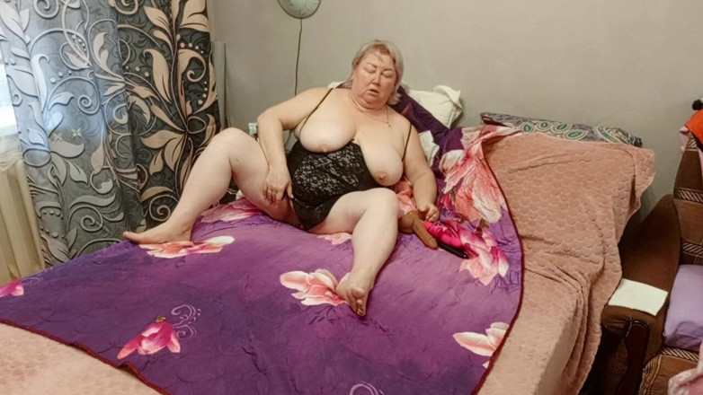 Zona901: Dziewczyna masturbuje się swoją soczystą, mięsistą cipką z zabawkami erotycznymi