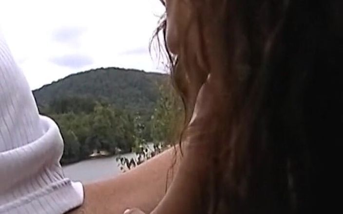 German Threesome: Немецкие тинки сосут член на улице, минете