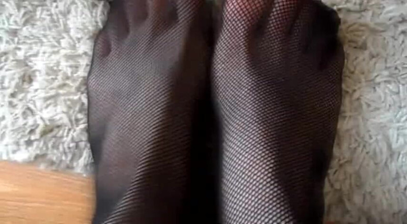 Foot Girls: 黒い網タイツで足を舐めまくり!