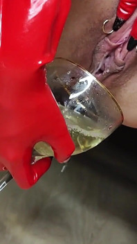 Zeița în latex pârțuri, bățuri și pișări pentru tine