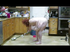 BBW nurse Vicki adventures with friends: Požadované video Velká tlustá máma milfka uklízí kuchyň svou houbou,...