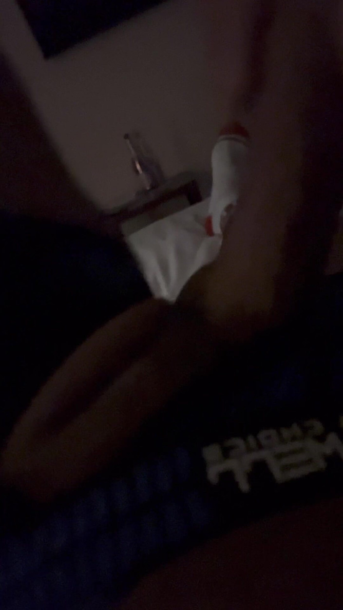 Hot dick in your ass: Seduzindo meu amigo hetero no Hotel Cardiff
