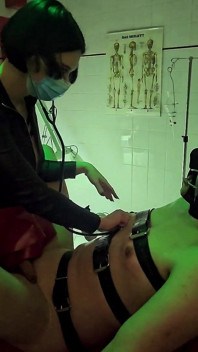 Dr. Lady Medea esame bizzarro bondage Ard CBT e inorrivato medico P2