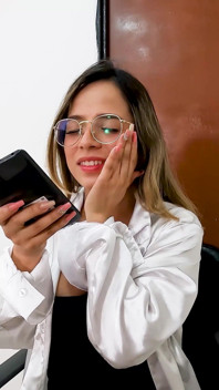 Aku lagi asik masturbasi sehari-hari di kantor sebagai dokter!
