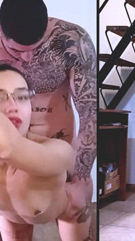Anal la o femeie latino sexy în timp ce ea este în picioare urmăriți gesturile pe care le face în timp ce o pulă uriașă îi intră în cur
