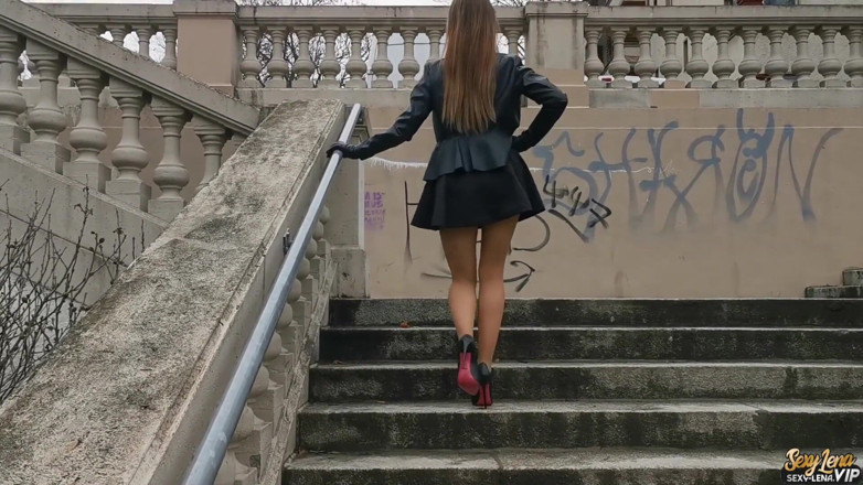Goddess Lena: Moi avec mes talons hauts dans le parc