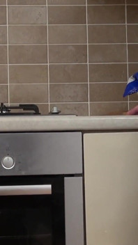 La paffuta Ashley R viene scopata da Luke H in cucina