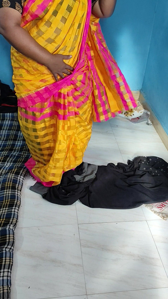 Tamil lesbian: Cewek hot lagi asik ngobrol dan pakai baju