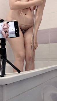 Sexy latina scheert haar benen. Harige brunette met grote tieten grote kont.