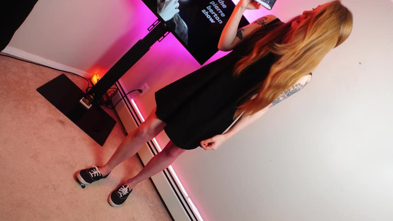 Evelyn Rouge: Reuzin Kleine man femdom sneaker voetfetisj 1080p