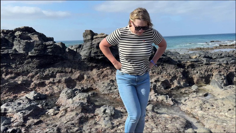 Emma Voyeur: Otro Accidente En La Playa - Jeans Mojados Junto Al Shoreline