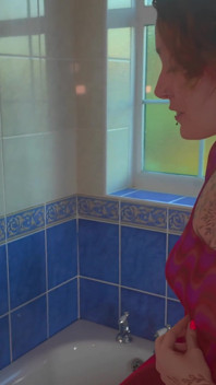 Giới thiệu cô ấy với Wetlook, bồn tắm đầy đủ kink thức tỉnh