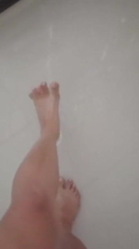 Sexy Füße unter der Dusche