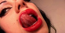 Goddess Misha Goldy: 全尺寸视频！只是为了我忠实的奴隶！我正在舔我美丽的大红唇，用我性感的身体戏弄你！