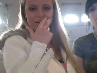 Femdom Austria: Puszczalska nastolatka palą papierosy w filmie z bliska