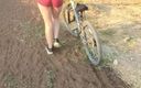Eliza White: 자전거 타기와 후장 노출