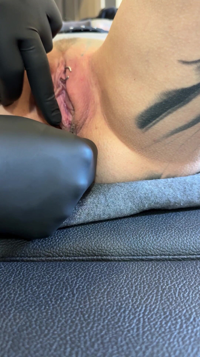 Nastasia_ink: Горячая милфа меняет пирсинг киски.