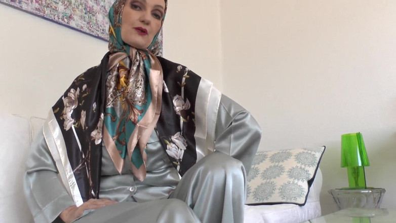 Lady Victoria Valente: Le nuove sciarpe di raso della tua matrigna Ti accendono!...