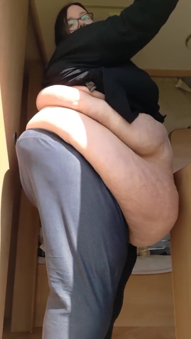SSBBWLadyBrads: belly dancing in caravan Wobbly box
