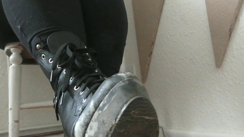 Kikka Jennie: Schmutziger stiefel hacken und spucken
