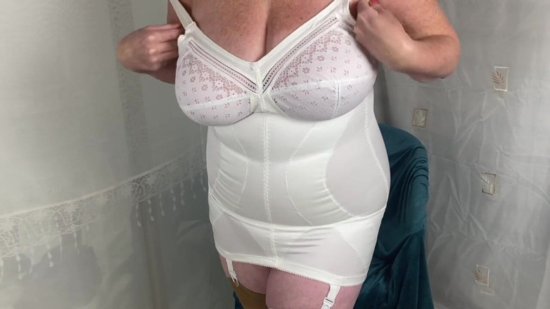 Aunty Sandra vintage girdle queen: La tía Sandra se desnuda para ti