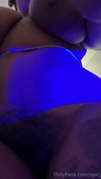Calda ebano nuda che balla con tette enormi