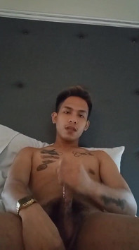 Il ragazzo asiatico sexy si sega in hotel
