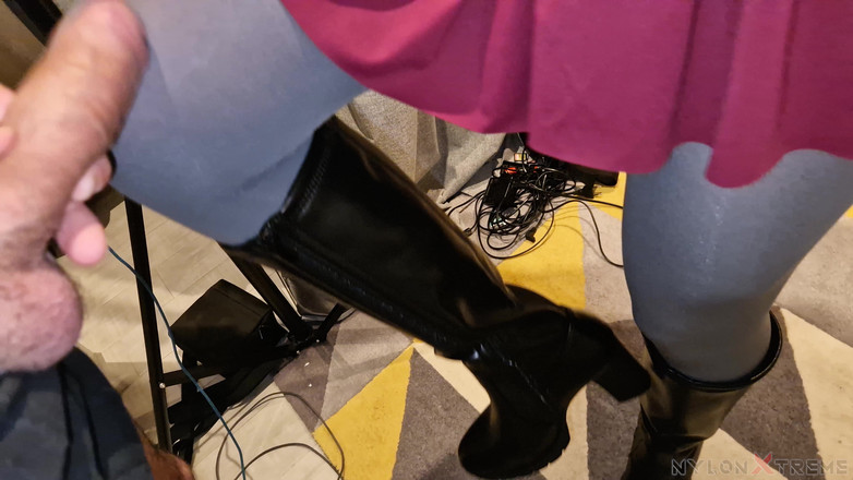 Nylon Xtreme: Perspektive Elena Clark fickt mit grauen Strumpfhosen und Stiefeln