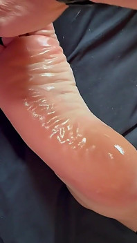 Footfetis amatir asli muncrat di kaki seksi yang diminyaki - close up