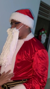 Noel Baba bu Noel'de sadece süt ve kurabiye yemiyor