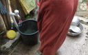 Anit studio: Hintli kadın dışarıda çamaşır yıkiyor
